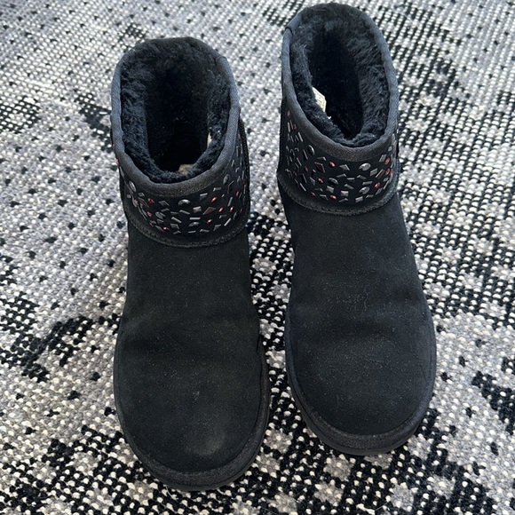 NEW UGGS CLASSIC MINI II STUD JEWELS BLACK BOOTS - WOMENS SIZE 10 - Picture 2 of 11